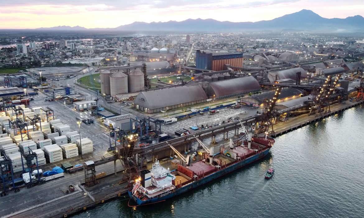 PF investiga vazamento de nafta no Porto de Paranaguá